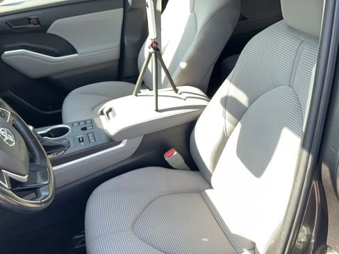 Used 2023 Toyota Highlander LE AWD/4WD image 25