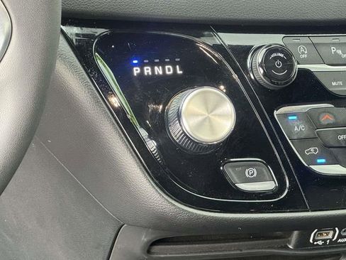 Used 2025 Chrysler Pacifica Select FWD image 22