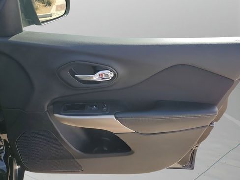 Used 2018 Jeep Cherokee Latitude w/ Altitude Package image 13