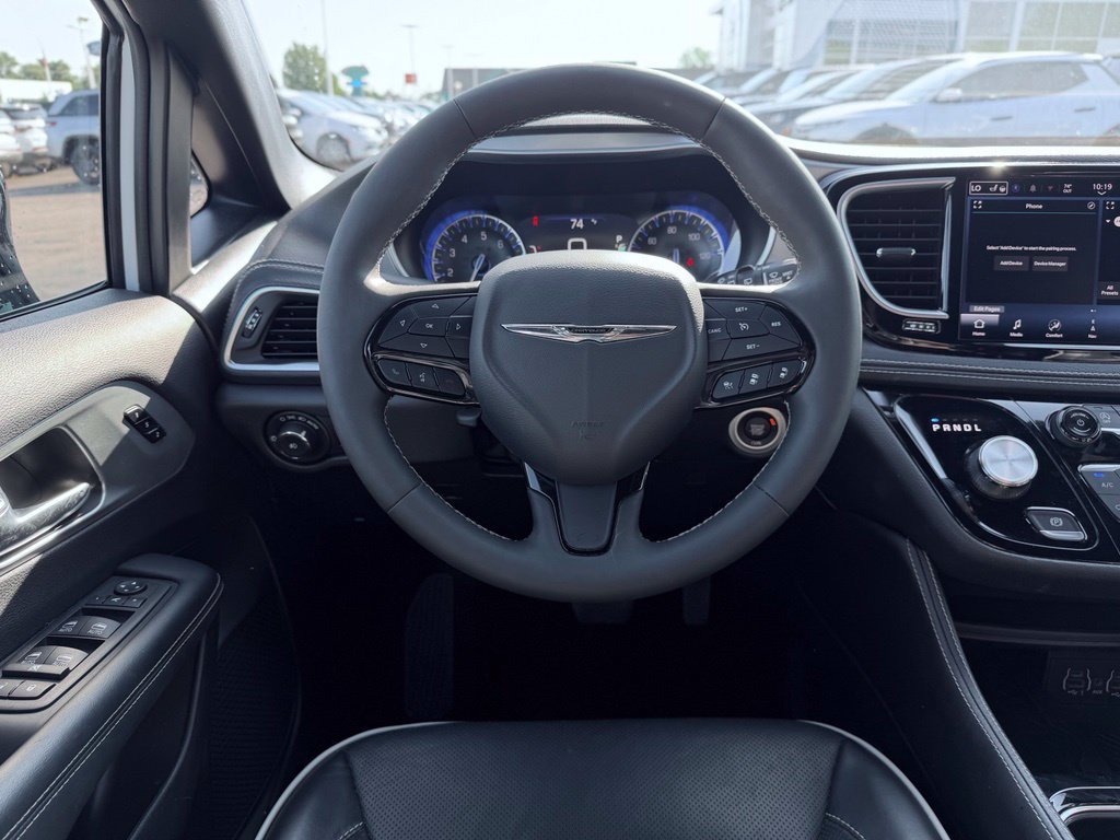 Certified 2025 Chrysler Pacifica Limited FWD image 38