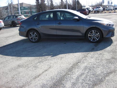 Used 2023 Kia Forte LXS image 4