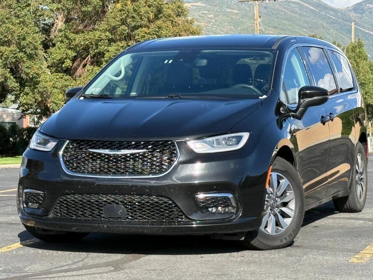 Used 2023 Chrysler Pacifica Touring-L FWD image 1