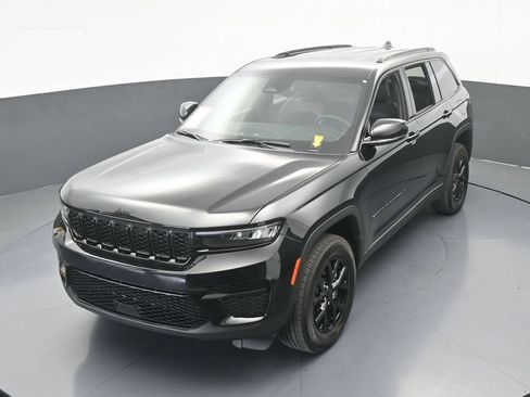 Used 2025 Jeep Grand Cherokee Altitude RWD image 48