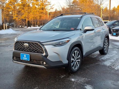Used 2022 Toyota Corolla Cross XLE image 1