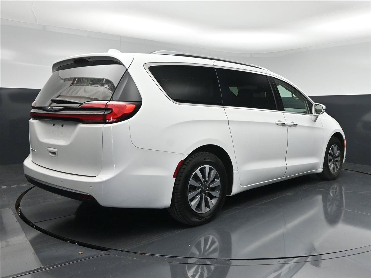 Used 2021 Chrysler Pacifica Touring-L FWD image 6