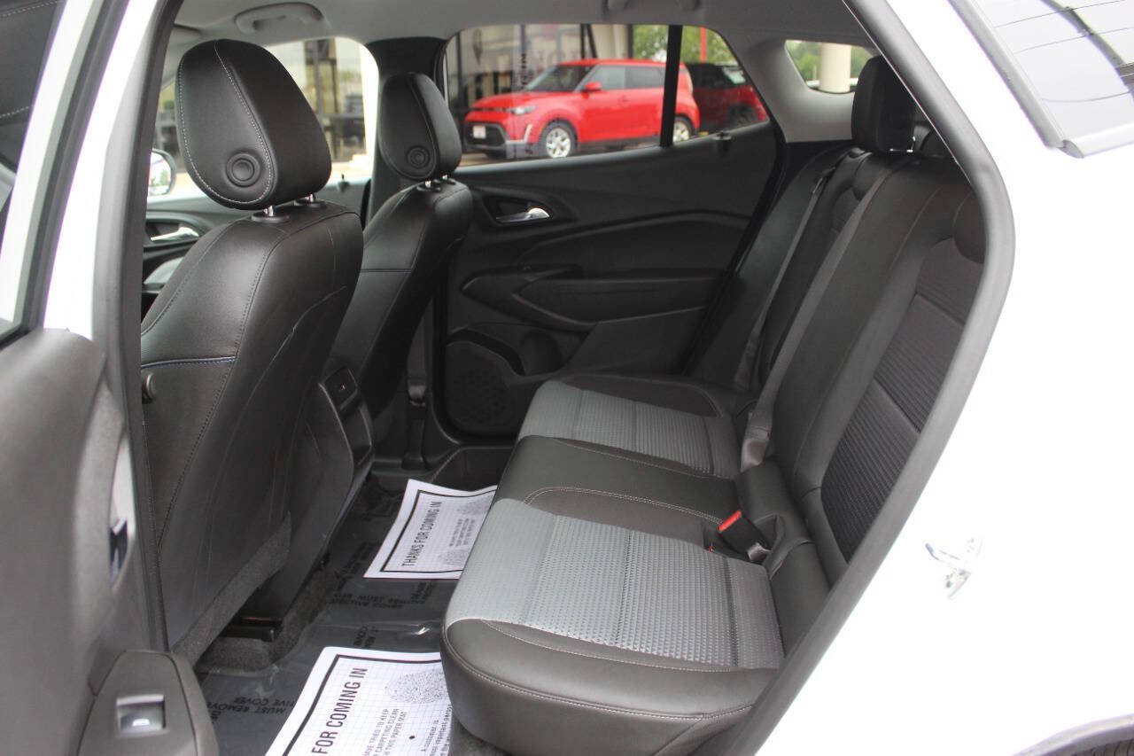 Used 2025 Chevrolet Trax LT FWD image 15