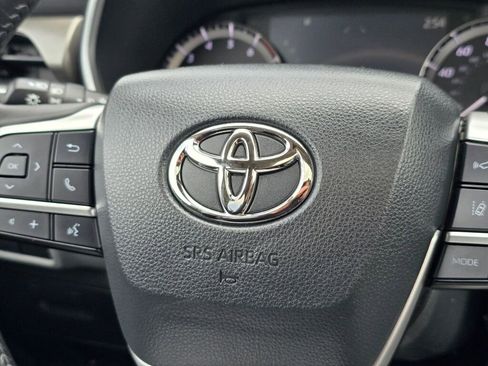 Used 2024 Toyota Highlander XLE AWD/4WD image 29
