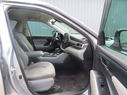 Used 2021 Toyota Highlander L FWD image 21