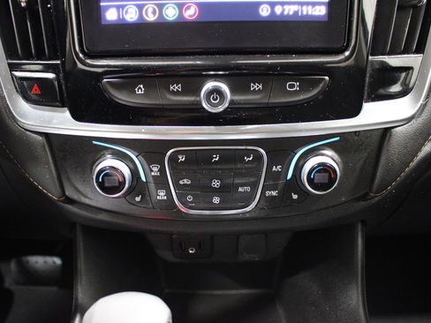 Used 2021 Chevrolet Traverse LT FWD image 18