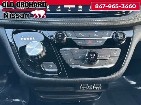 Used 2024 Chrysler Pacifica Limited FWD image 18
