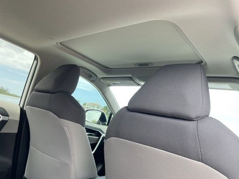 Used 2020 Toyota RAV4 XLE w/ Convenience Package FWD image 9