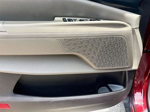 Used 2025 Kia Carnival FWD image 19