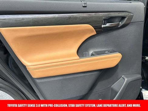 New 2026 Toyota Highlander Platinum image 6