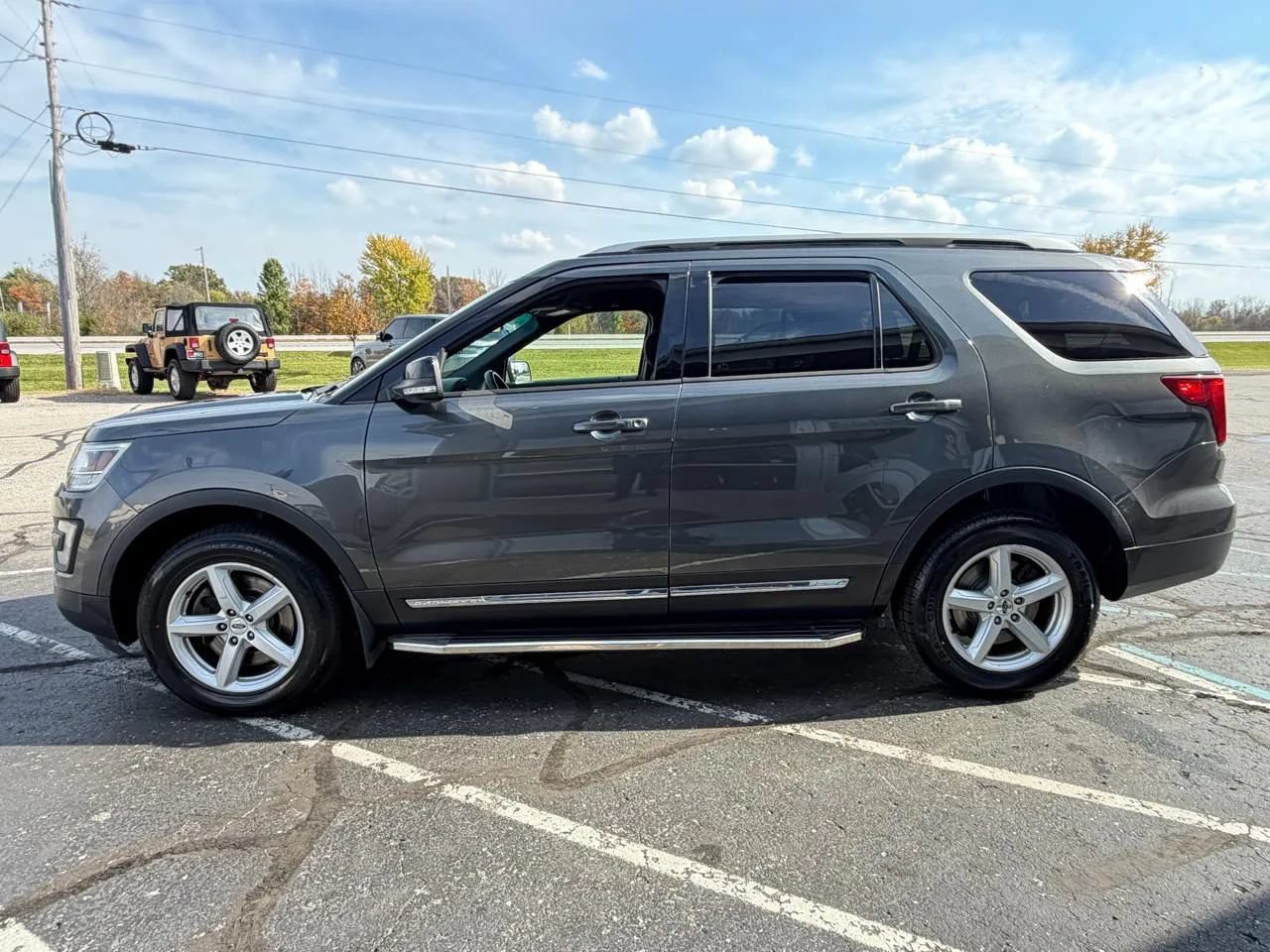 Used 2017 Ford Explorer XLT AWD/4WD image 2