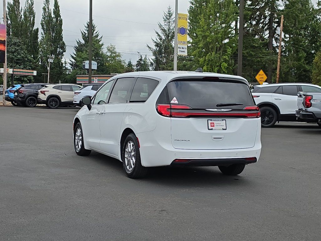 Used 2023 Chrysler Pacifica Touring-L FWD image 4