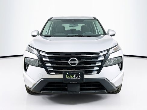 Used 2025 Nissan Rogue SV image 2