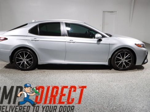 Used 2024 Toyota Camry SE image 6