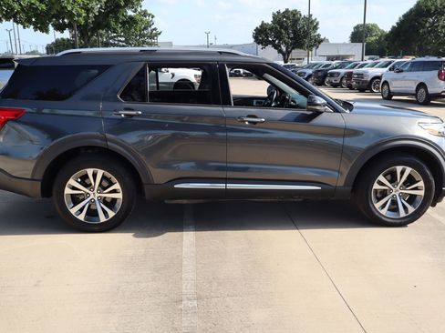Used 2020 Ford Explorer Platinum w/ Premium Technology Package AWD/4WD image 2