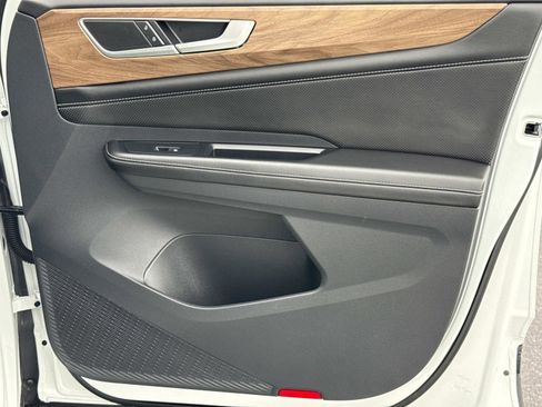 Used 2024 Volkswagen Atlas SE image 18