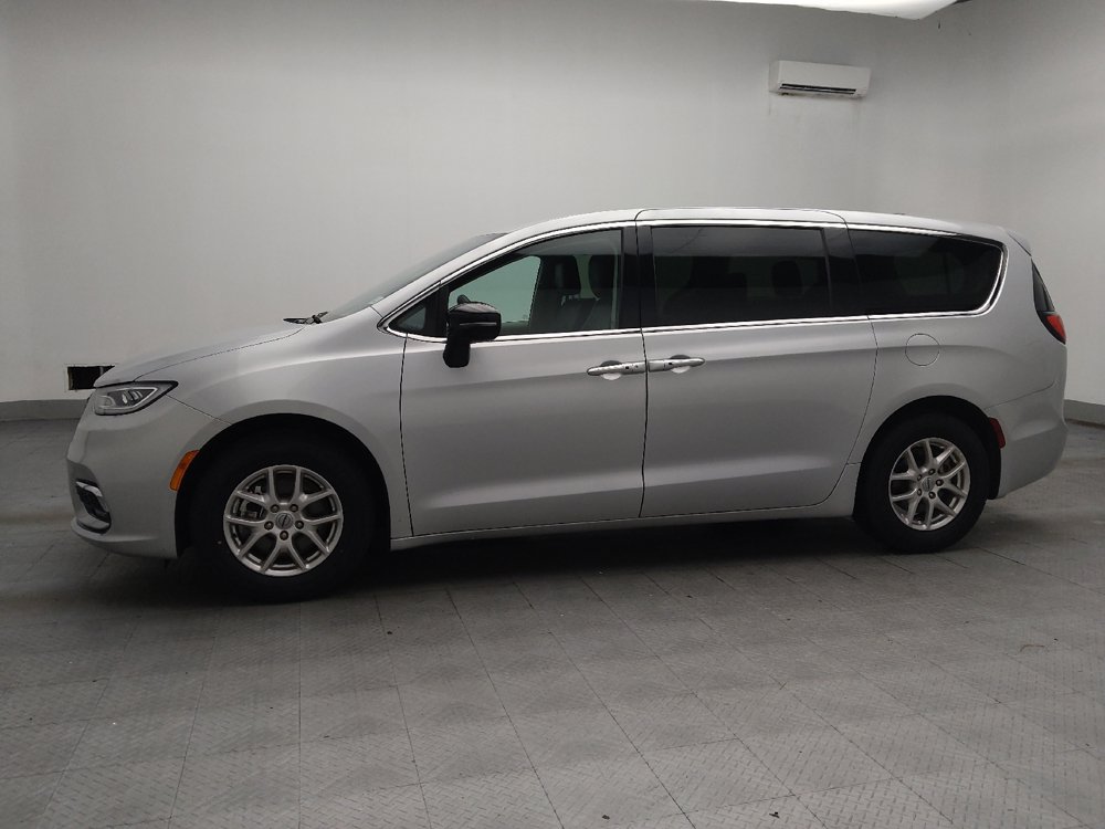 Used 2024 Chrysler Pacifica Touring-L FWD image 2
