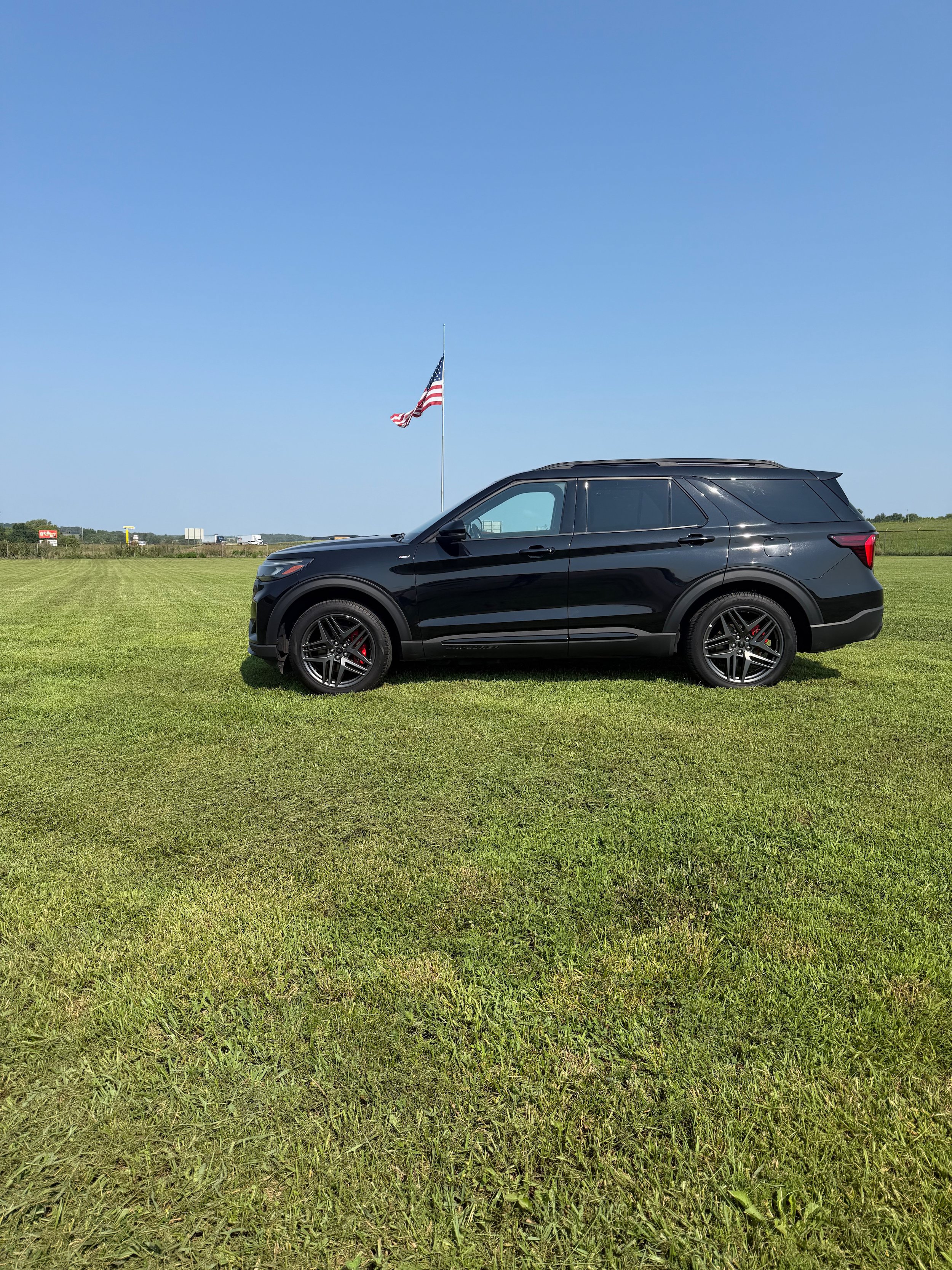 Used 2025 Ford Explorer ST-Line w/ ST-Line Street Pack AWD/4WD image 1