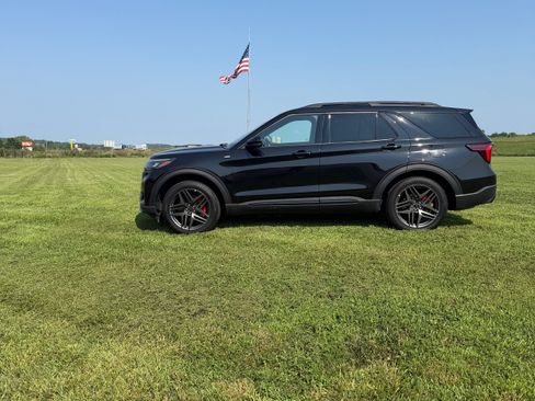 Used 2025 Ford Explorer ST-Line w/ ST-Line Street Pack AWD/4WD image 1