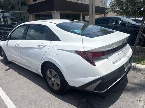 Certified 2025 Hyundai Elantra SE FWD image 7