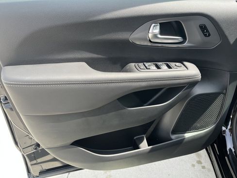 Used 2025 Chrysler Pacifica Select image 13