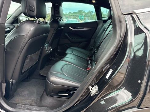 Used 2018 Maserati Levante image 21
