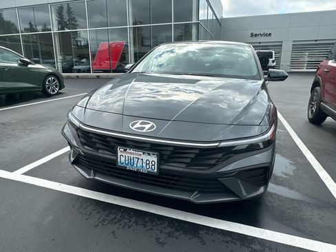 Used 2025 Hyundai Elantra SEL FWD image 3