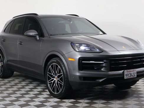 Used 2025 Porsche Cayenne AWD/4WD image 3