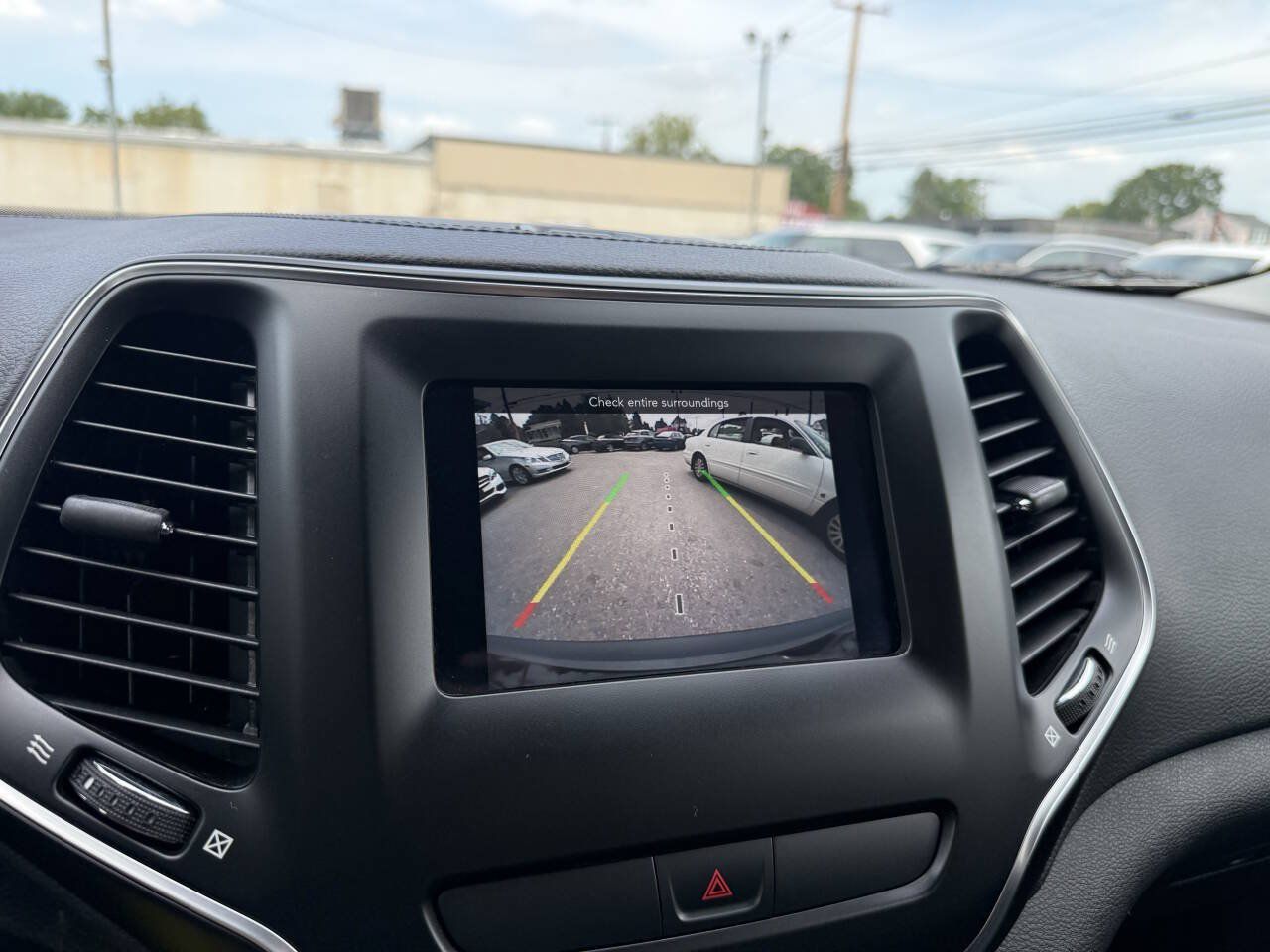 Used 2019 Jeep Cherokee Latitude w/ Popular Appearance Group FWD image 18