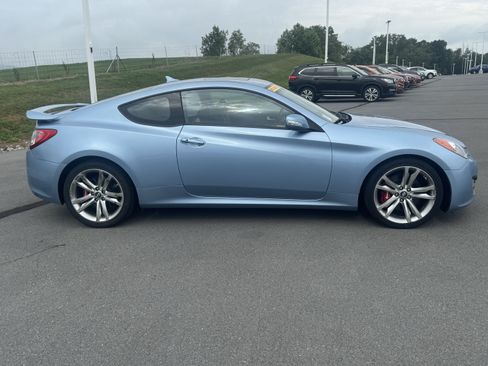 Used 2010 Hyundai Genesis 3.8 RWD image 2