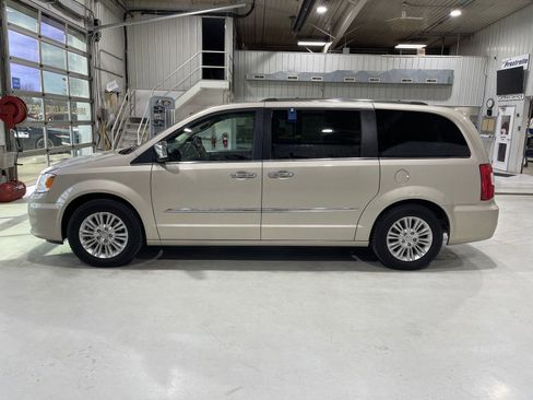Used 2015 Chrysler Town & Country Limited Platinum image 5