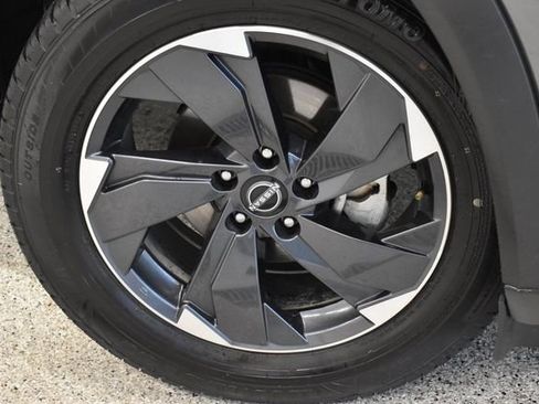 Used 2025 Nissan Rogue SV image 28