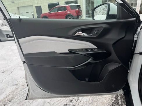 Used 2025 Chevrolet Trax LT w/ LT Convenience Package image 11