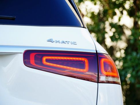 Used 2023 Mercedes-Benz GLS 450 4MATIC image 9