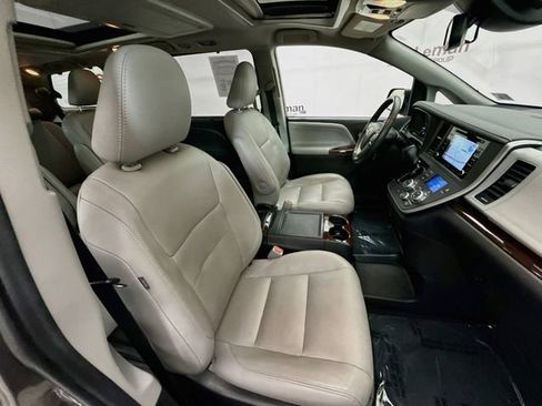 Used 2020 Toyota Sienna Limited Premium FWD image 32