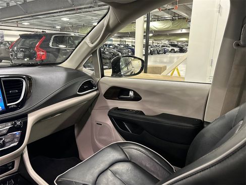 Used 2021 Chrysler Pacifica Limited w/ Uconnect Theater Family Group image 25