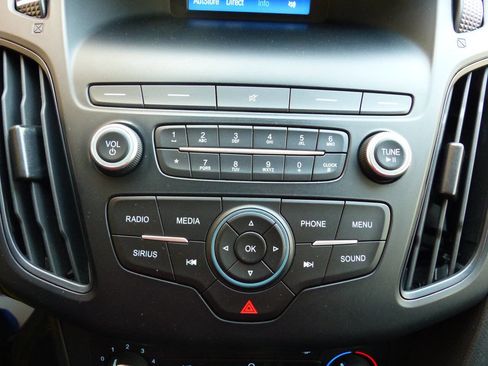 Used 2018 Ford Focus SE w/ Cold Weather Package image 29