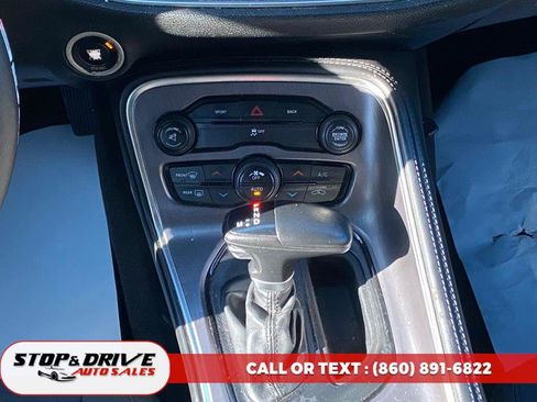 Used 2015 Dodge Challenger SXT image 11