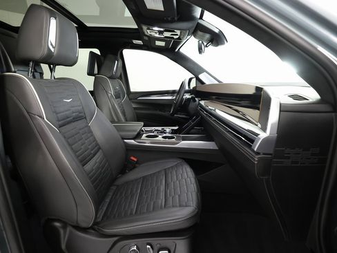 Used 2025 Cadillac Escalade V image 10