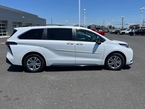 Used 2023 Toyota Sienna XSE AWD/4WD image 4