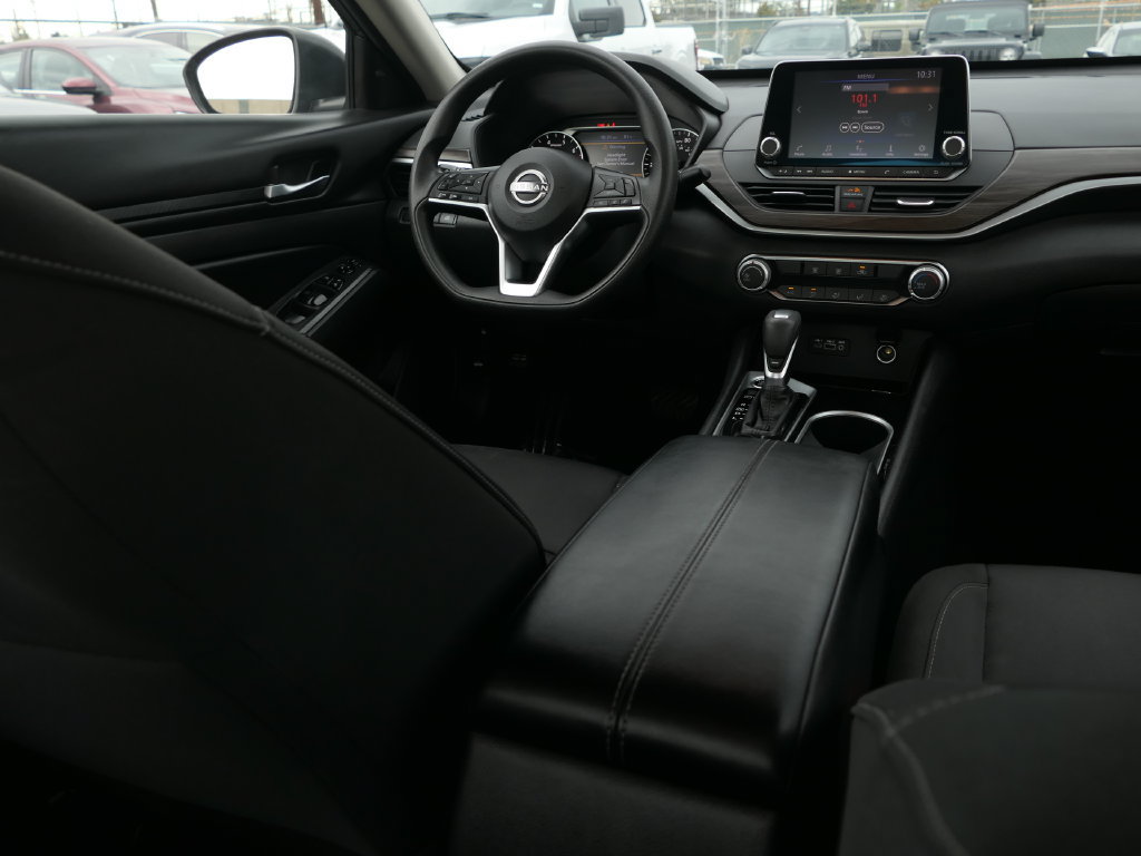 Used 2024 Nissan Altima 2.5 SV FWD image 23