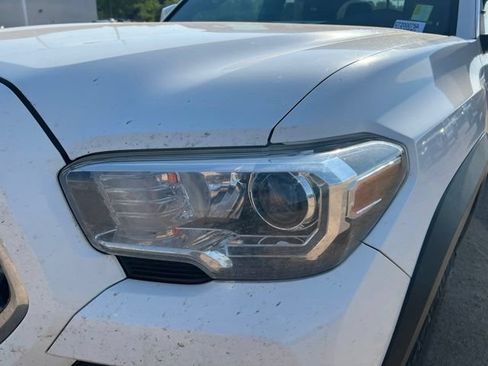Used 2019 Toyota Tacoma TRD Off-Road AWD/4WD image 9