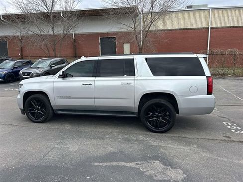 Used 2019 Chevrolet Suburban LT image 6