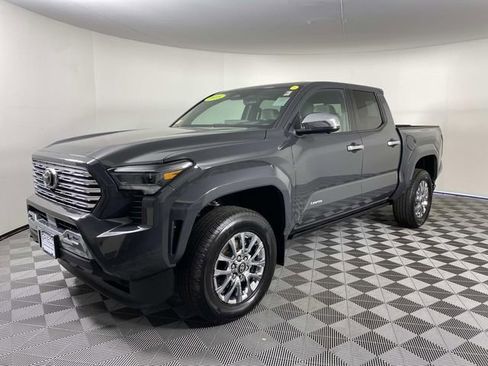 Used 2025 Toyota Tacoma Limited AWD/4WD image 4
