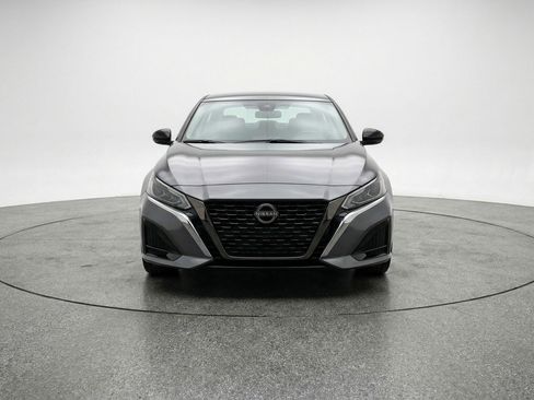 Used 2025 Nissan Altima 2.5 SV FWD image 2