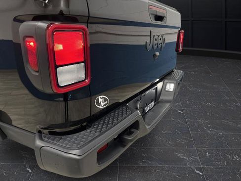 Used 2024 Jeep Gladiator Sport image 31