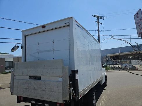 Used 2017 Chevrolet Express 3500 RWD image 8